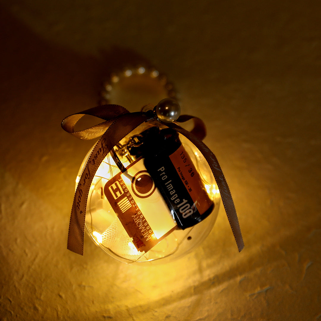 Filmrolle Schlüsselanhänger Acrylbox Kugelpaket mit LED-Licht - Grau
